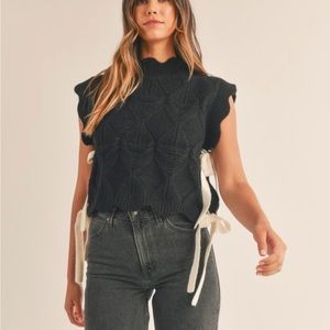 THE MIMI.. NWT CABLE SCALLOPED BOW SWEATER TOP